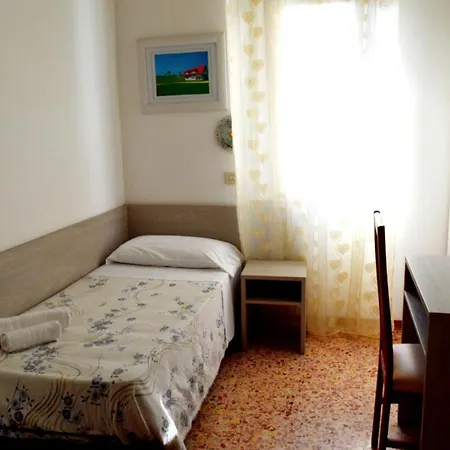 Affittacamere In Guest - New Cirene Triple Comfort With Breakfast Rimini