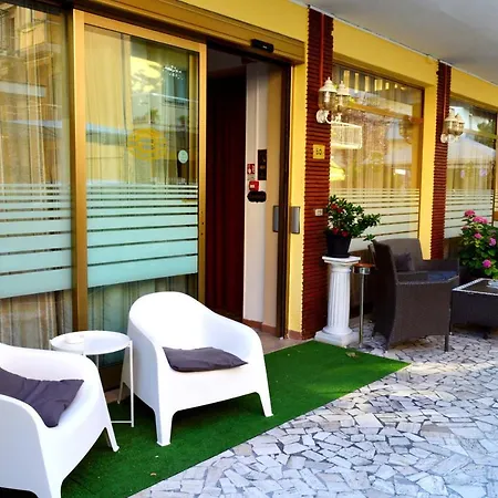In Guest - New Cirene Triple Comfort With Breakfast Affittacamere Rimini