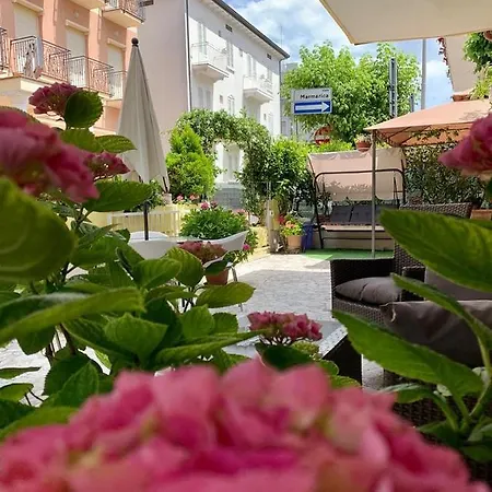 In Guest - New Cirene Triple Comfort With Breakfast Affittacamere Rimini