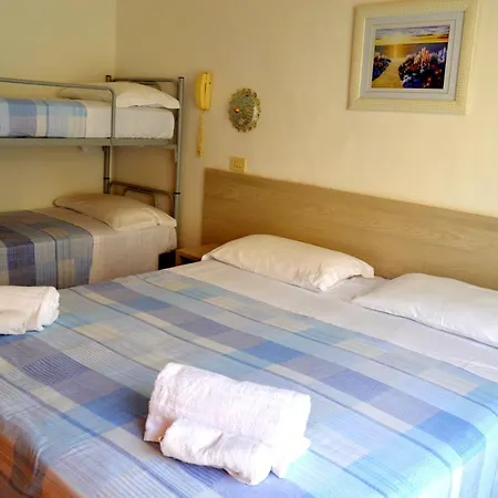 Affittacamere In Guest - New Cirene Triple Comfort With Breakfast Rimini